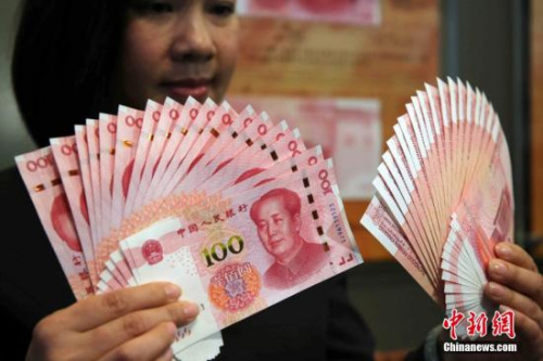 资料图：2015年新版第五套100元人民币钞票。 <a target='_blank' href='http://www.chinanews.com/'>中新社记者 洪少葵 摄