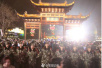 超震撼！元宵节南京夫子庙58万人赏灯　兵哥哥们筑起橄榄绿长城