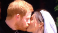 哈里王子与梅根浪漫上演“婚后第一吻”　乘马车巡游获祝福