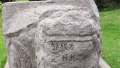 南京绣球公园内明代石刻被涂鸦，清除方式竟是水泥覆盖？