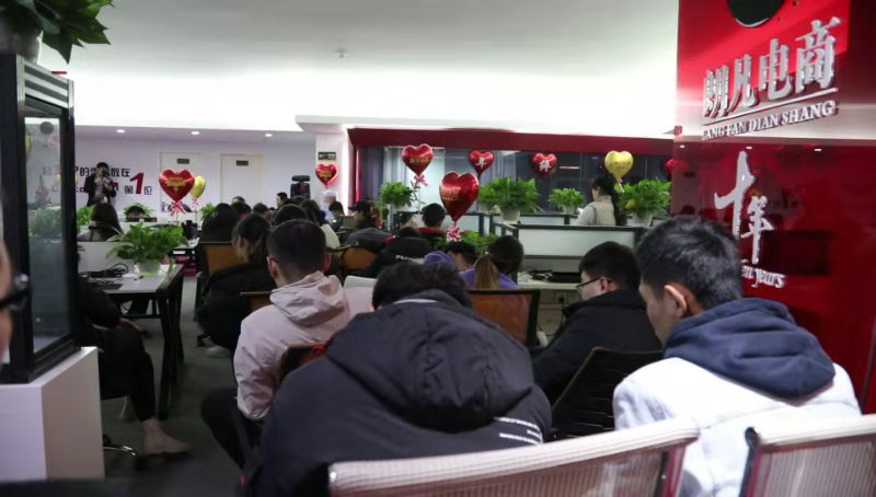 郑州一团伙以网店代运营实施诈骗 警方一夜拘30多人