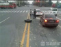 渣土车行驶途中一只轮胎脱落，滚落砸中一辆轿车