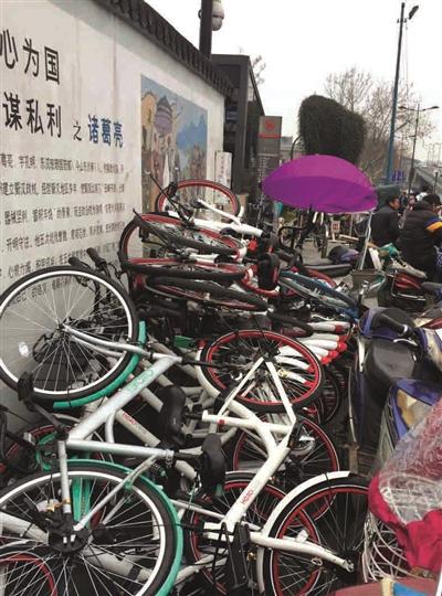 杭州一地铁口堆满共用单车 谁干的?-中国搜索