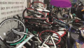 杭州一地铁口堆满共享单车 谁干的？