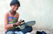 印度擦鞋女童十年女扮男装防性骚扰