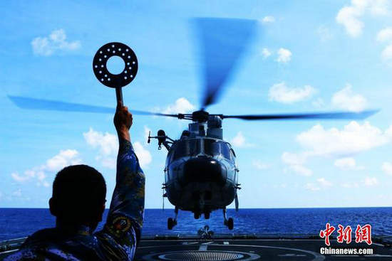 图为5月7日，航行至南海某海域的南海舰队远海训练编队，组织直升机组进行了多科目、高强度实战化训练。