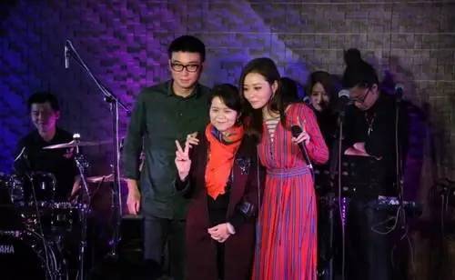 10月11日，张靓颖生日会上，冯轲与张妈妈开心同台，疑似在经过“公开信”争论后和解。