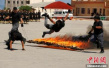 巴勒斯坦哈马斯成员参加毕业典礼 演绎“火上飞”绝技