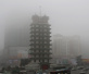 大雾红色预警中的郑州　市民戴口罩出行