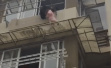 3岁幼童落单掉在破雨棚上，杭州男子一招倒挂金钟救回房内