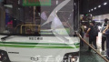 上海一公交隧道行驶中遭钢管插入前挡 司机受伤