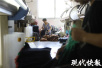 世界杯上的中国元素：江苏造10万条围巾“舞动”赛场内外
