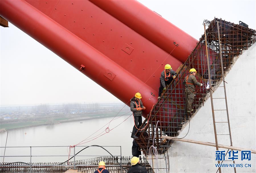 （经济）（4）商合杭铁路跨淮河特大桥钢管拱提升合龙