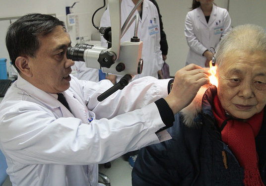 政协委员樊兆民:呼吁给老年人人工耳蜗植入补