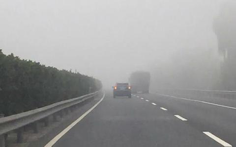 预警!漫天大雾来袭 山东省内部分高速公路临时