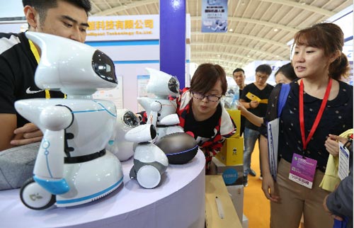 务类机器人亮相机器人展览会 能变身成孩子家教