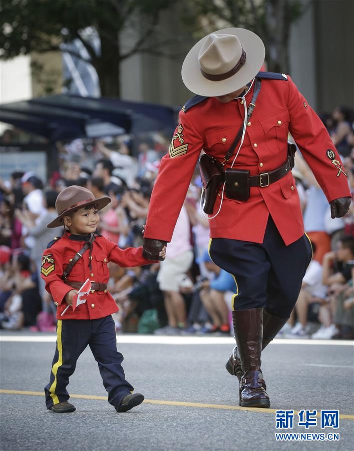 人小志高 7月2日，在加拿大温哥华，一名儿童身穿加拿大皇家骑警制服参加建国150周年巡游活动。 （梁森摄）