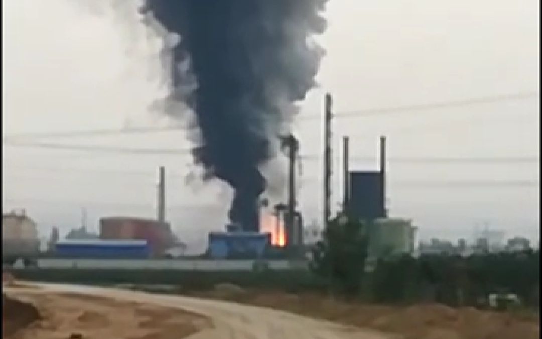 河南辉县化工厂爆燃致1死1伤 两人均为检修工人