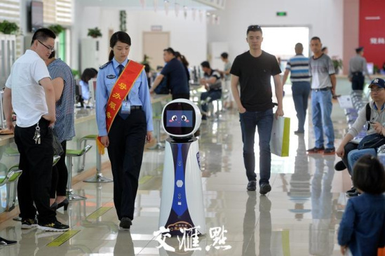 南京车管所智能机器人上岗 会讲流利南京话