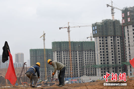 资料图：民工在一建筑工地作业。<a target='_blank' href='http://www.chinanews.com/'>中新社记者 武俊杰 摄