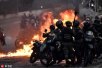 委内瑞拉反对派与警方发生暴力冲突 现场烟雾弥漫火光四溅