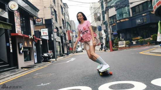 韩国滑板女神不仅美 还是一本行走的穿搭指南