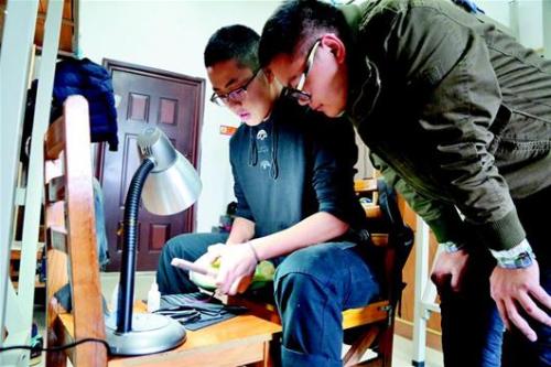 楚天都市报讯 图为：陈泽伟(左)为同学修理球鞋 通讯员肖亚慧摄