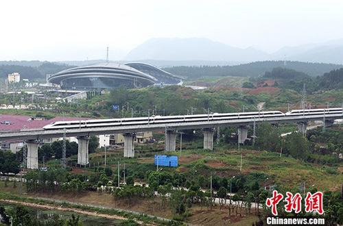 资料图：9月21日，一列动车行驶在武九客运专线江西省瑞昌市境内。当天，武九高铁全线开通运营。
