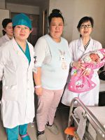 小张产后为表达谢意，母女俩与医护人员合影。