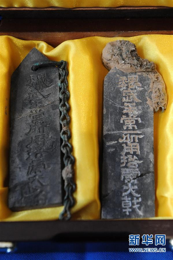 这是在河南安阳曹操高陵考古发掘出土的两块石牌（2009年12月30日摄）。