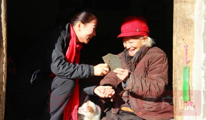 2019年12月，谷丹丹到南焦庄村看望90岁高龄双腿残疾的张喜英，为她送去一顶喜庆的帽子。张喜英老人看到镜子中的自己，笑开了花！.JPG