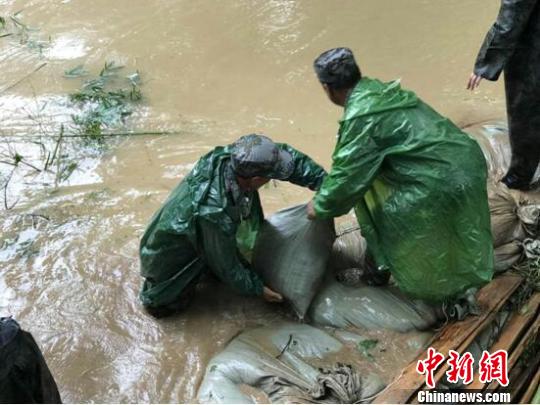 辰溪县组织人员抗洪救灾。
