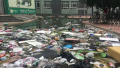 济南某高校宿舍楼下成垃圾场　校方：是大雨冲散的