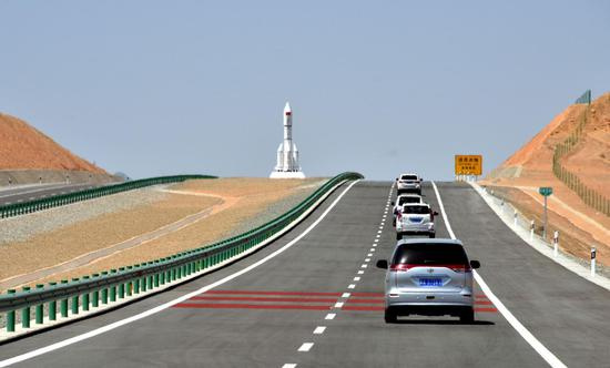 高速公路为出行者提供高品质服务，侧重效率实现。图为本月15日刚通车的北京至新疆高速公路。摄影/章轲