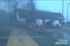 九江二桥收费站客车轮胎突然起火 疑因温度过高引发（组图）
