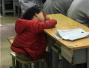 4岁女孩趴课桌酣睡刷爆朋友圈　老师：希望少些关注！
