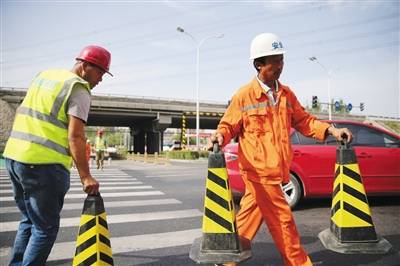 耿庄桥南侧路政工人在高温下作业。新京报记者 王贵彬 摄