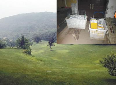 高尔夫练习场和“有氧运动中心”楼道里摆放的高尔夫球。　　本报记者 张 洋摄